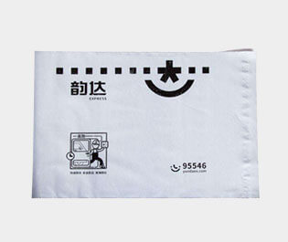 塑料快遞袋使用較多的是用聚乙烯材料做成，具有成本低，使用方便，防水性能好的特點。多用于運送文件、單據、資料、貨物等所包裝用的袋子。又稱為速遞袋、郵寄袋、快遞打包袋。體輕，富有彈性，有良好的抗沖擊性，無毒、無味、防潮、耐腐蝕，環(huán)保性較強，并且回收力度較大。