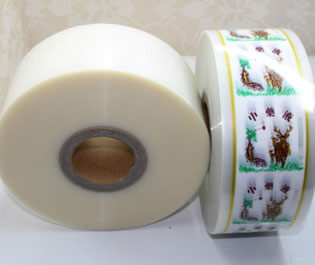 "食品復合膜是由PE等薄膜材料符合而成， 廣泛適用于包裝、食品、藥品等產品，具有環(huán)保、無臭無異味、熱封性能好、阻隔性好、遮光性強、耐油、強度高等特點。"
